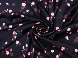czarny jedwab w drobne róże
