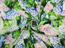 jedwab w zielone liście i niebieskie oraz różowe hortensje